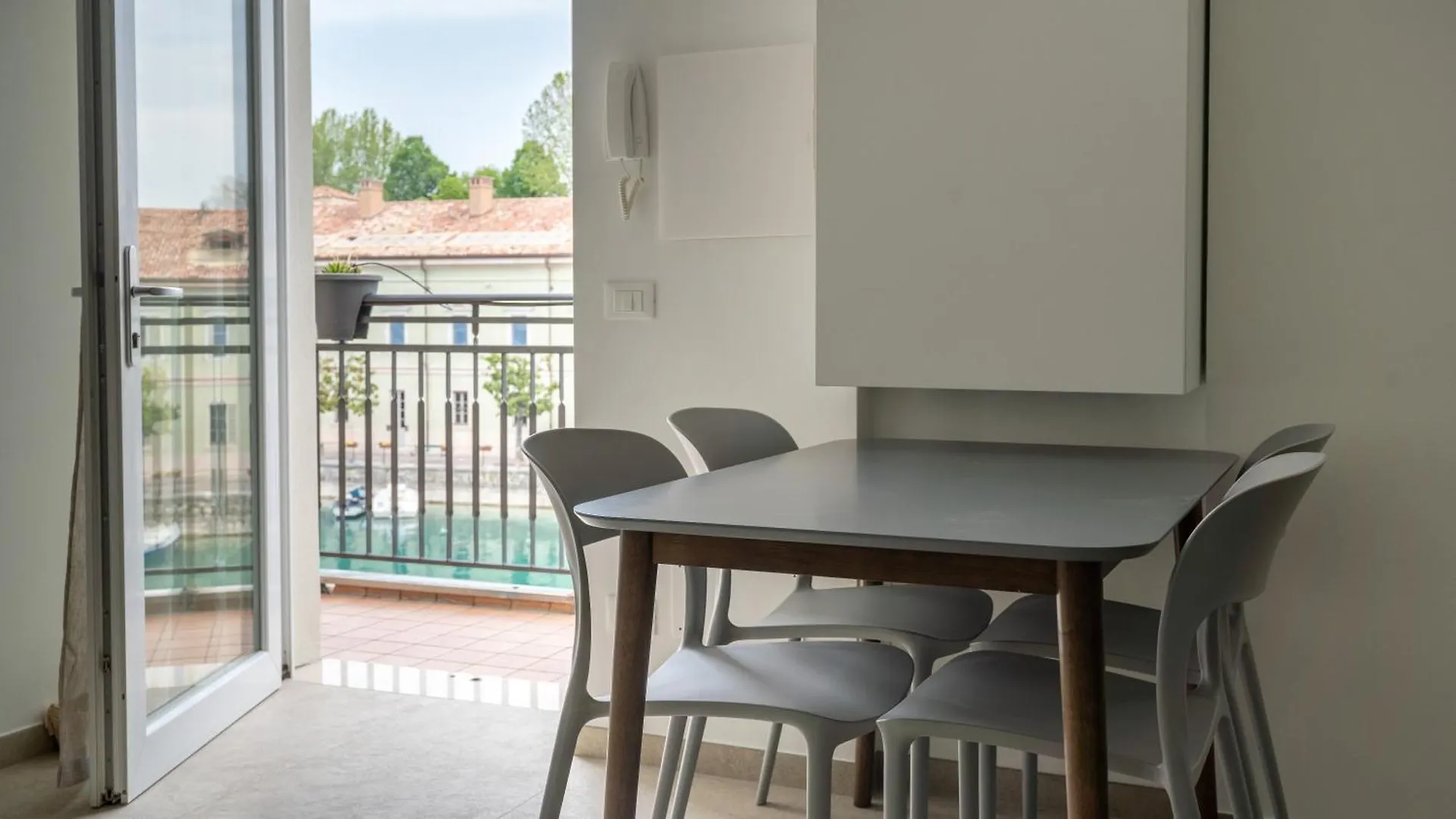 Fiori Sull'Acqua Apartments Peschiera del Garda Italy